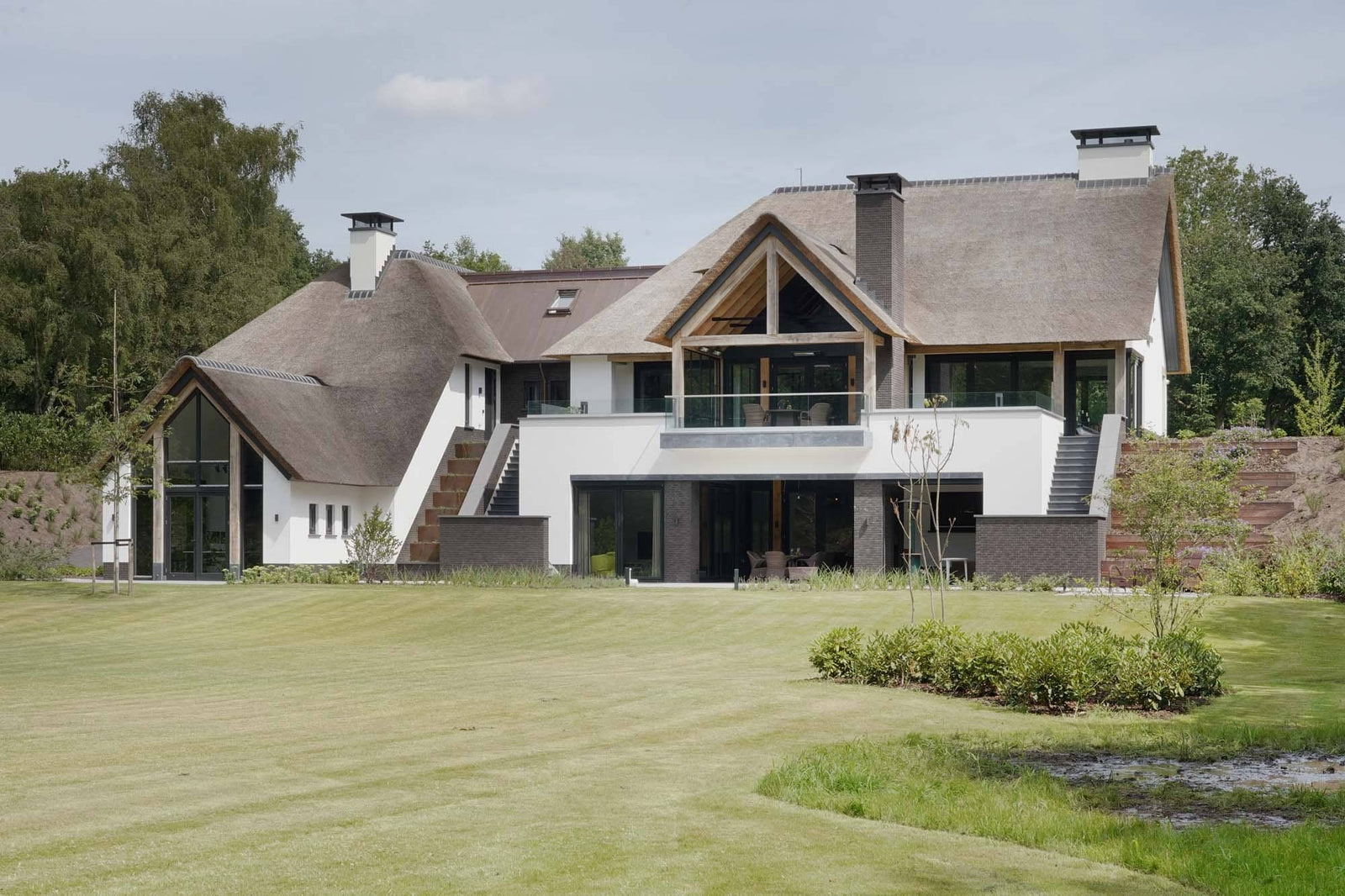 Villa met eikenhouten gebinten constructie, inclusief op maat gezaagde houten planken.