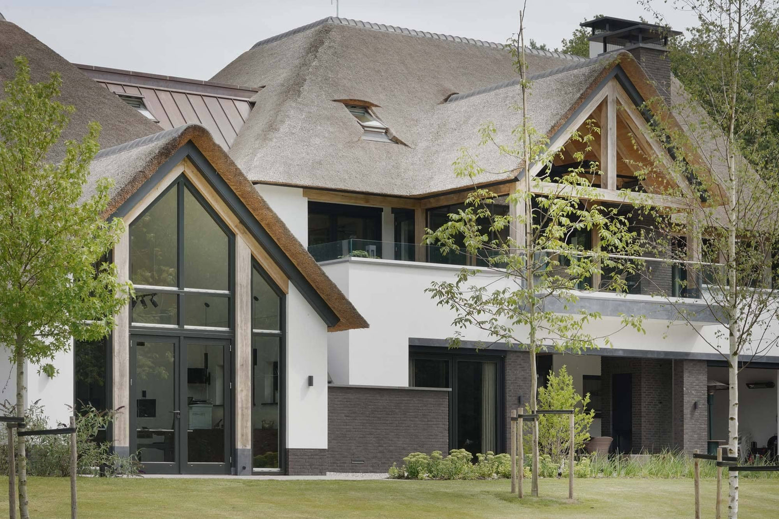 Eikenhouten balkenconstructie bij een villa, opgebouwd met gebinten en traditionele pen-gat verbindingen in hoogwaardig eikenhout.