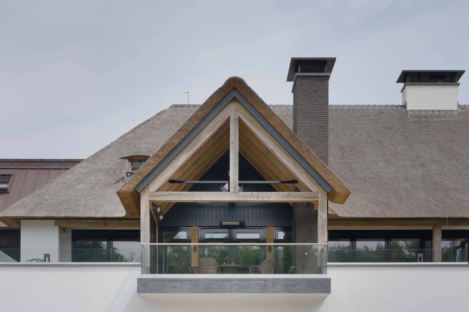 Eikenhouten balkenconstructie bij een villa, met gebinten en pen-gat verbindingen in europees eikenhout.